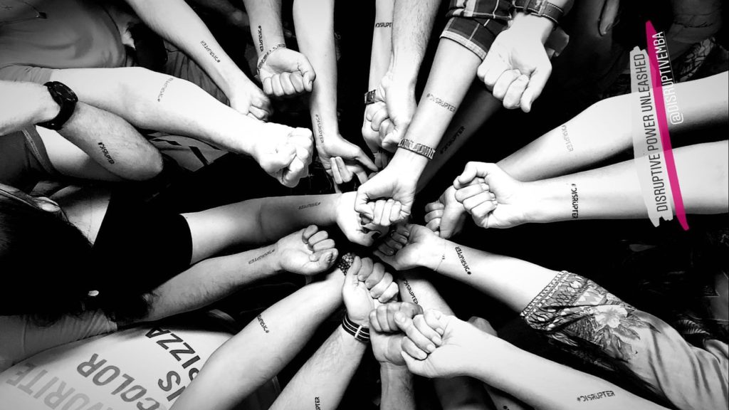 Disrupters: alunos do Disruptive MBA com tatuagens do curso da escola de negócios